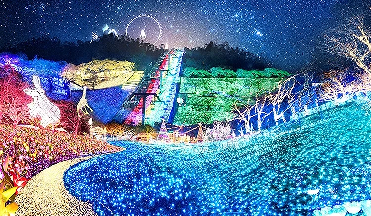 山坡上點綴著各色燈光,遠處可見摩天輪,星空與燈飾。