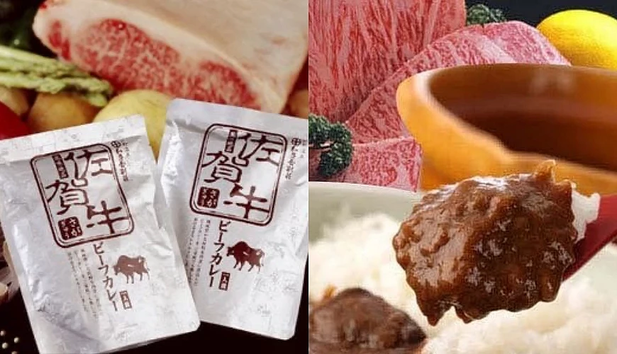 两包佐贺牛咖哩料理包,背后可见油花丰富的厚切佐贺牛生肉与蔬菜;画面右侧红色饭匙舀起淋了浓郁咖哩酱的白饭,旁边模糊见到佐贺牛肉块与咖哩酱碗