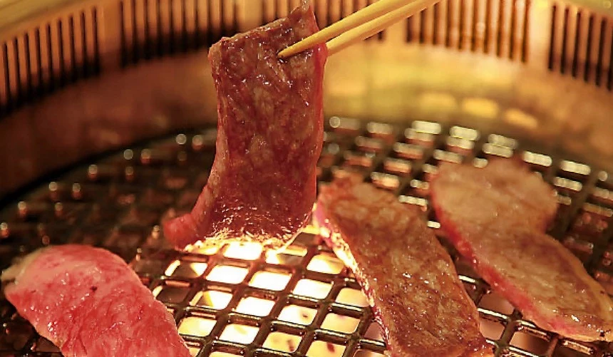 烤盘上有烧肉
