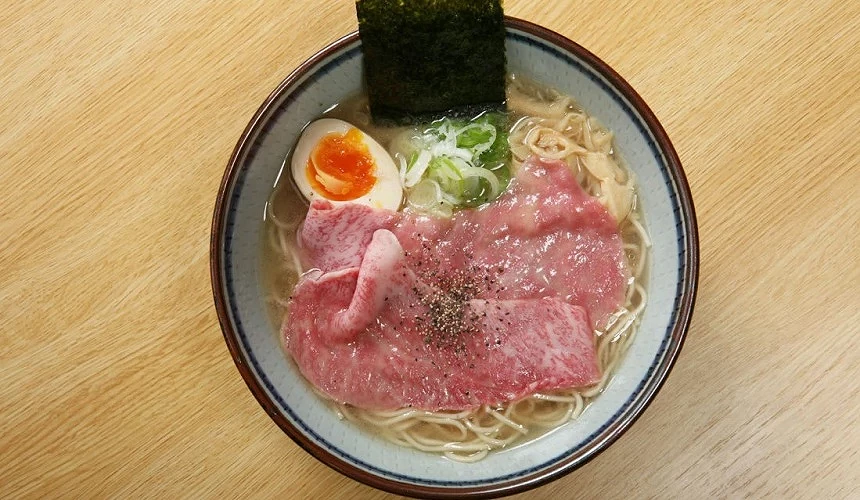 拉面上有半生的牛肉和半熟鸡蛋等配料