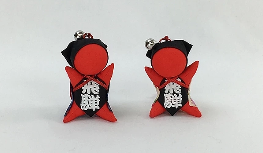 两只红色的飞驒猿宝宝吊饰