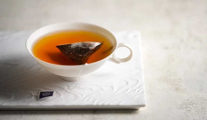 红茶与茶包放在茶杯里