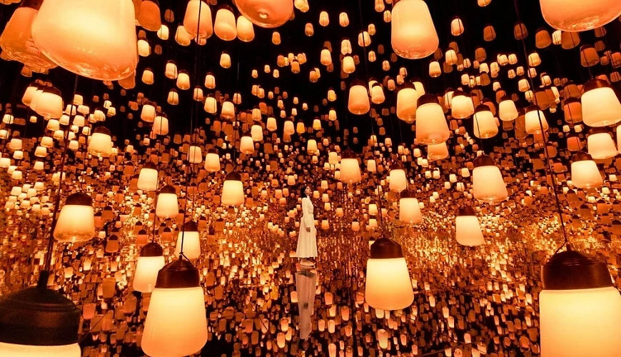 ผลงาน teamLab《Fire / Forest of Resonating Lamps: One Stroke - Fire》