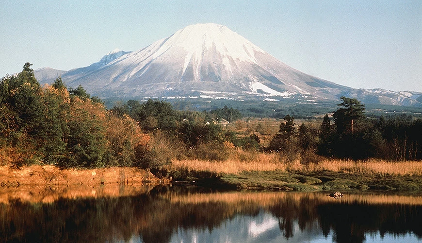 冬天覆盖着皑皑白雪的鸟取「大山」