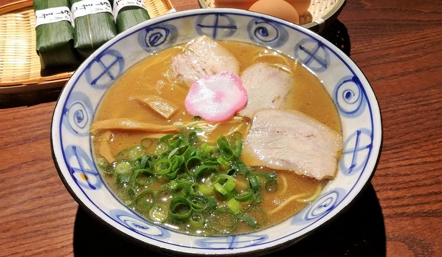搭配鯖魚壽司和雞蛋的和歌山拉麵
