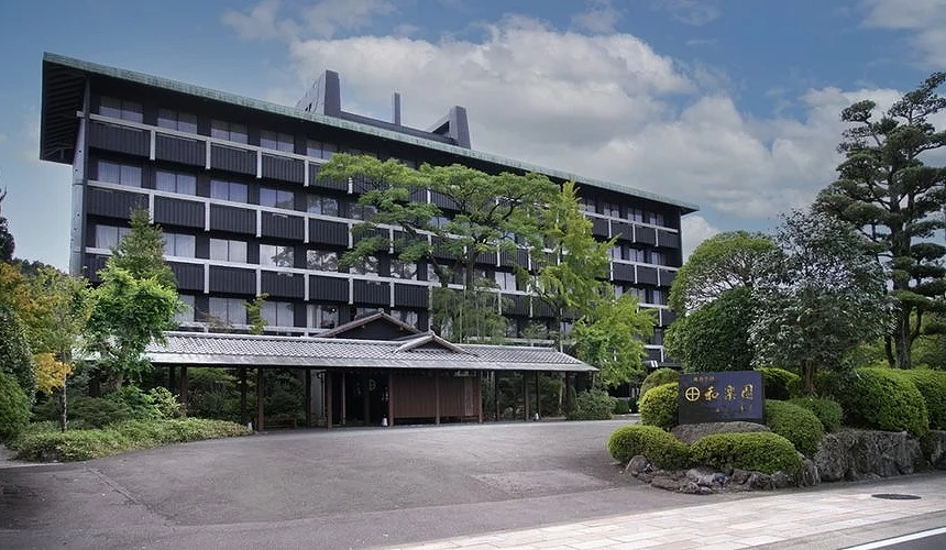 现代黑色建筑外观与日式屋檐入口相融合,周围绿意环绕