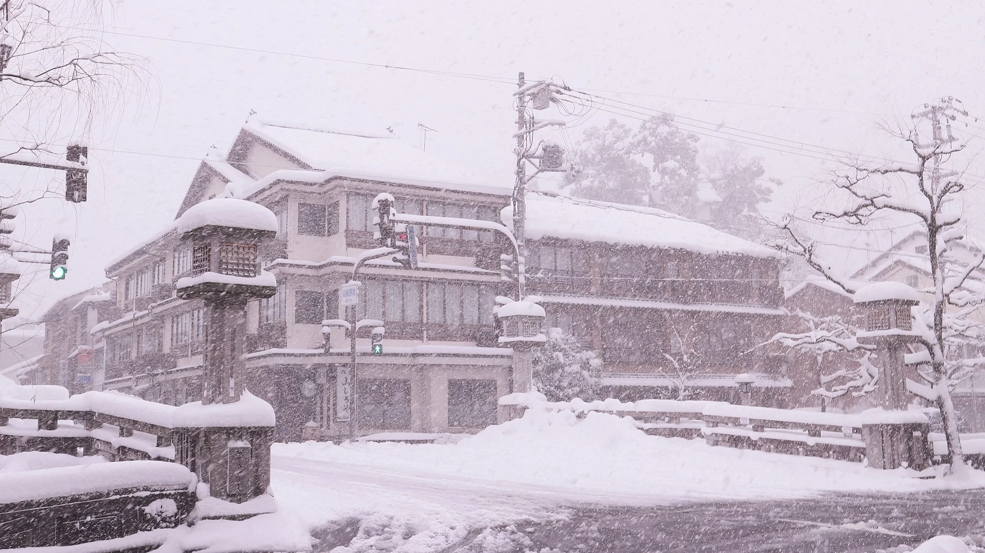 厚重白雪落在復古街道上頭
