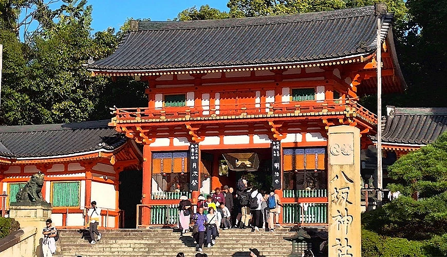 八坂神社外有许多参拜者