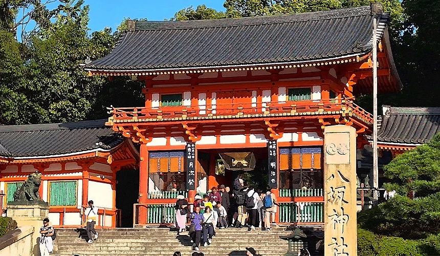 八坂神社外有许多参拜者