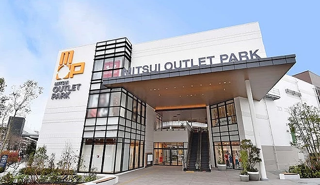 寫著「MITSUI OUTLET PARK」招牌的建築外觀,中間有手扶梯通往二樓