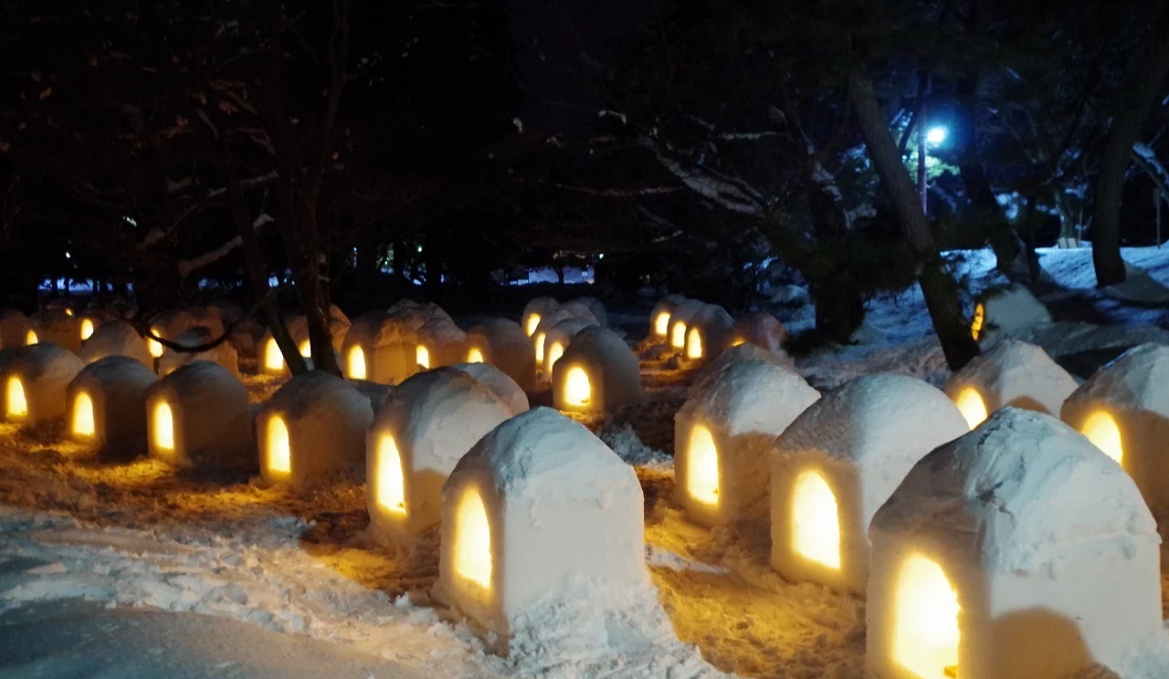 夜間拍攝的照片,有一座一座雪燈