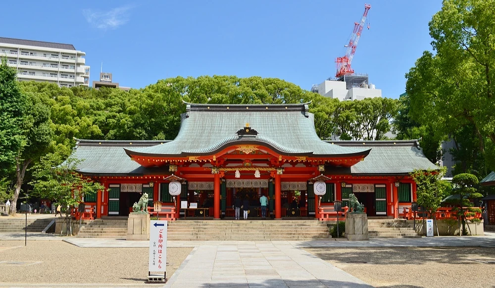 生田神社的殿前石板路范围阔落