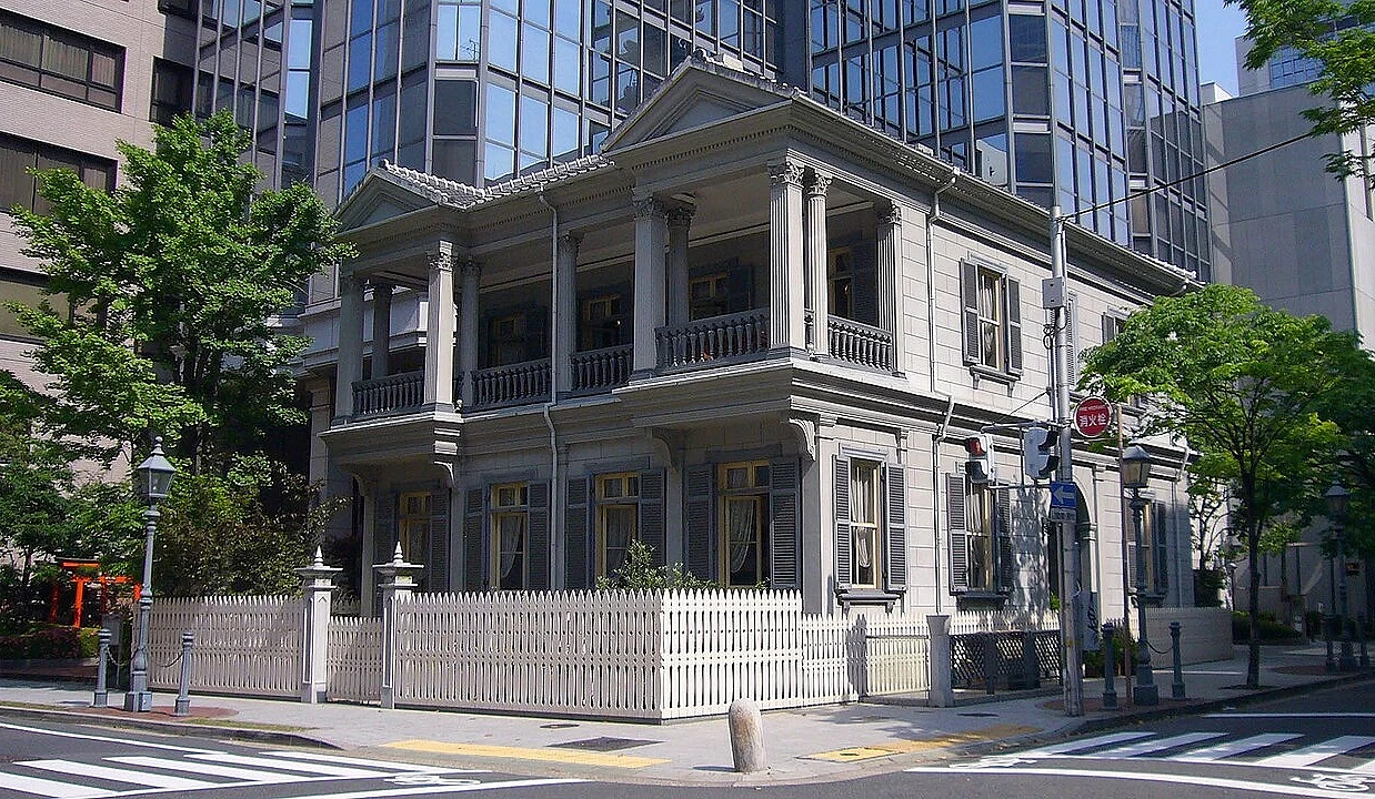 神户旧居留地的建筑物在马路街角,打卡时记得注意安全
