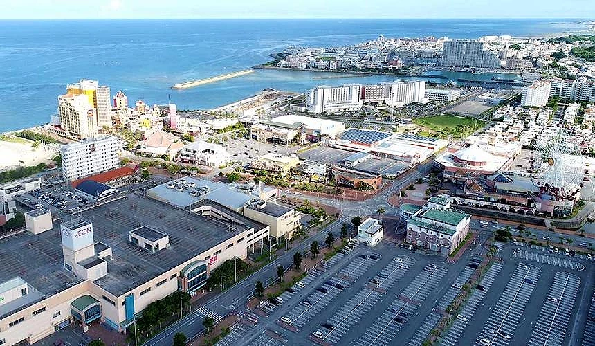 海邊的商城前面有一塊停車場空地