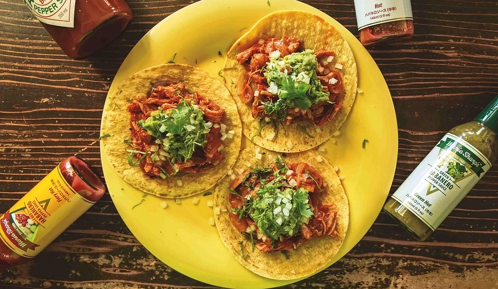 三片taco放在黃色的碟上