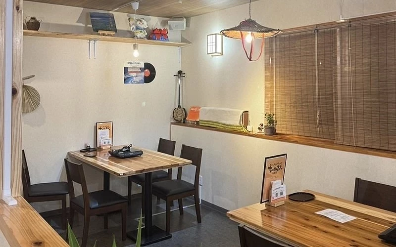 餐廳內部木桌椅座位，牆上掛有唱片與裝飾物