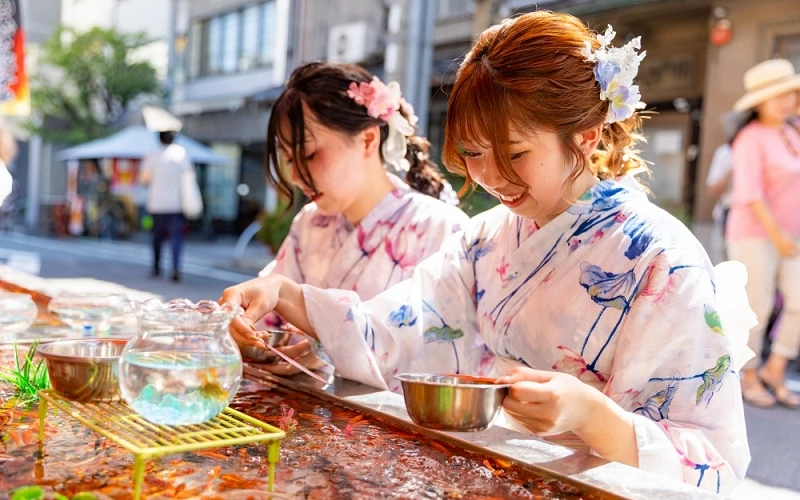 兩位穿著和服的女性在撈金魚