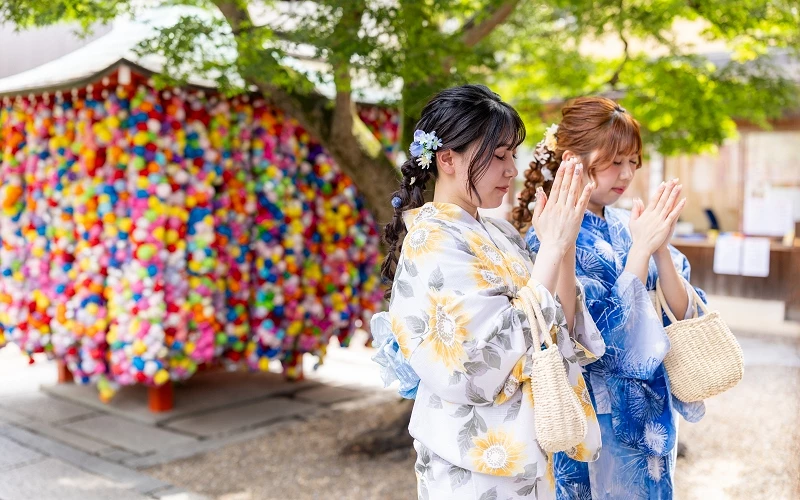 兩位穿和服的女性在神社參拜
