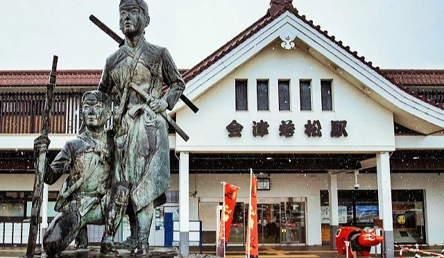 會津若松車站,可看見白虎隊雕像和鄉土玩具紅牛