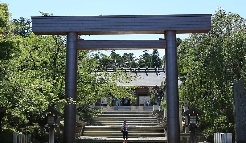 開成山大神宮門口大鳥居,中間剛好有路人經過