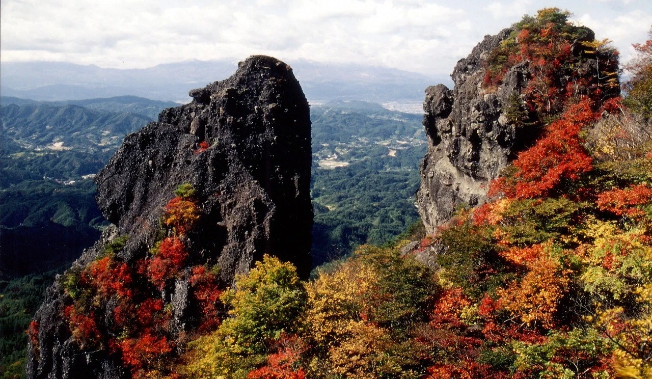 楓紅滿山的靈山