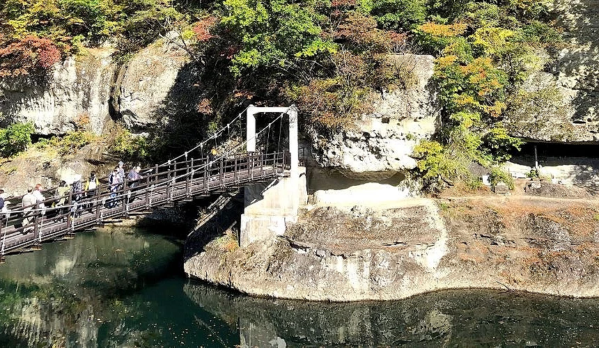 塔崖吊橋橫跨多賀川通往斷崖邊