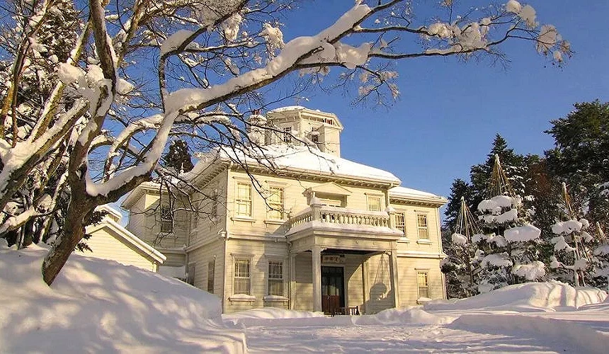 銀白世界中的天鏡閣,屋頂上很多積雪
