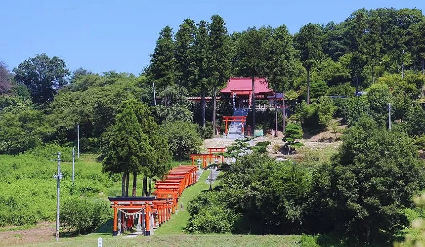 遠處看高屋敷稻荷神社,一排紅色鳥居沿著山坡階梯綿延到神社前