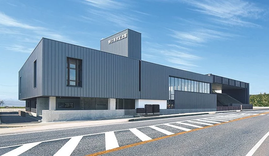 野口英世紀念館外觀是座長方形的鐵灰色建築物