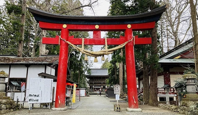 伊佐須美神社的紅色大鳥居正面