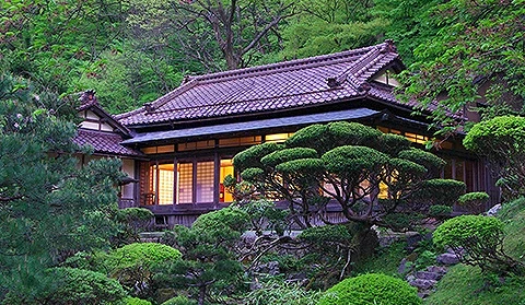 老字號溫泉旅館向瀧座落在山林之中