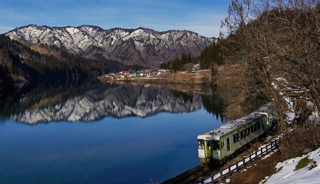 冬天的只見線列車路過湖邊