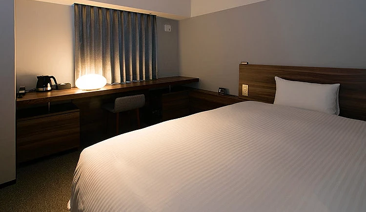 BRENZA HOTEL的房间采现代简约风,灰白色调加上木家具,打造沉稳的氛围