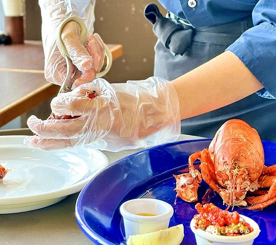 上餐時工作人員會提供桌邊服務,將龍蝦殼剪開,方便客人食用