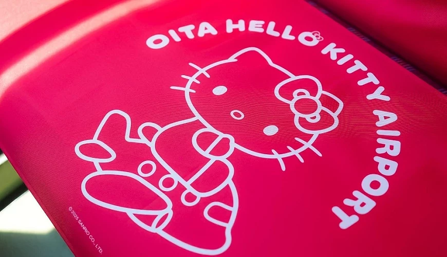 紅色座椅布上有Hello Kitty彩繪
