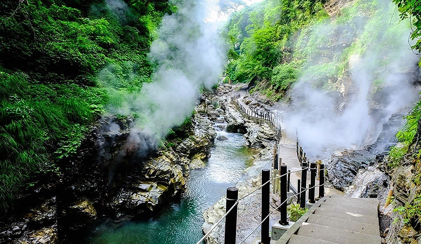 小安峡大喷汤喷着白烟