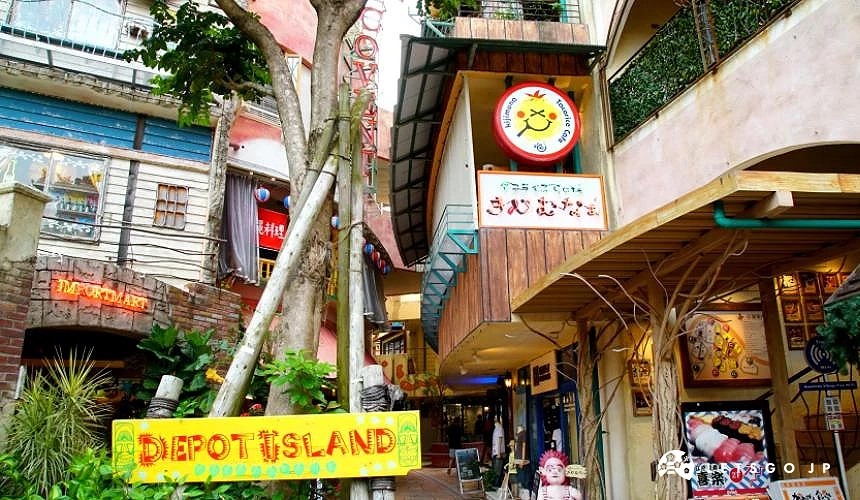 Depot Island区招牌被插在花圃上