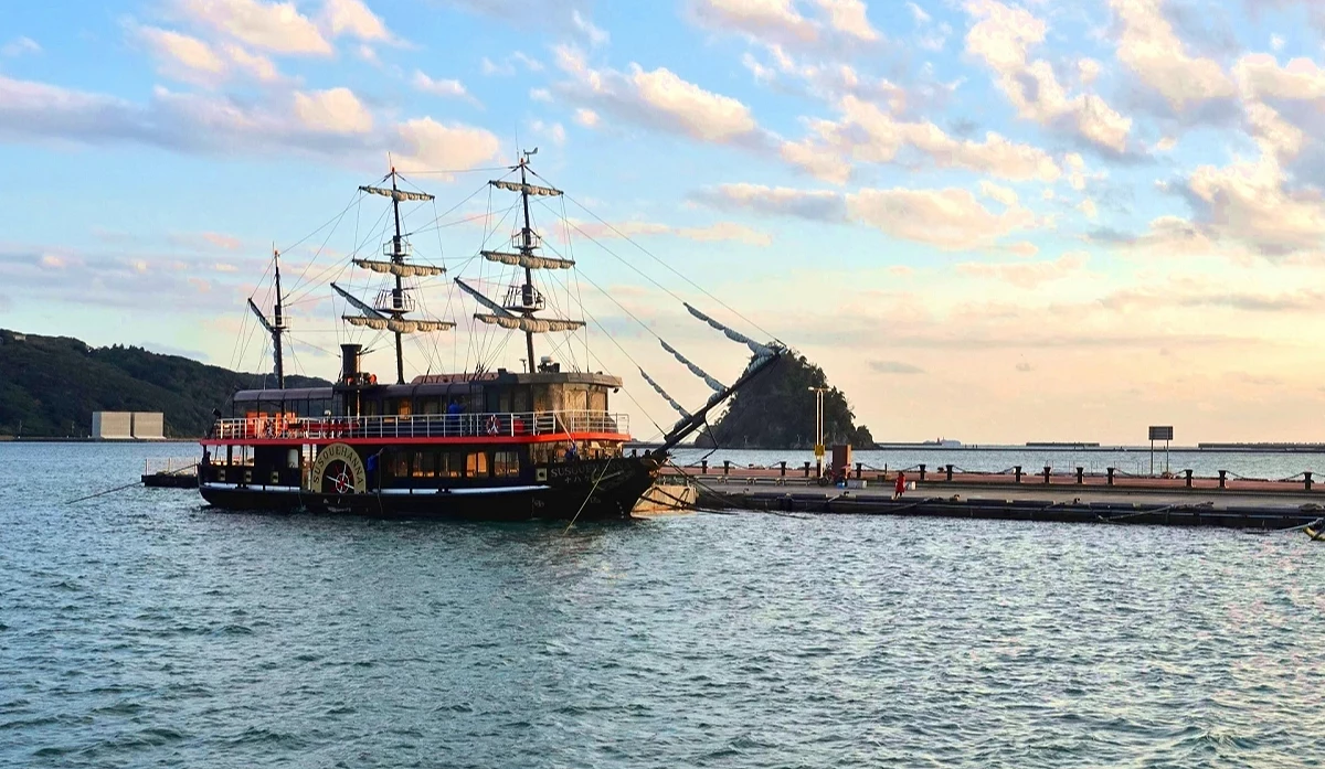 停着船舶的海港景色