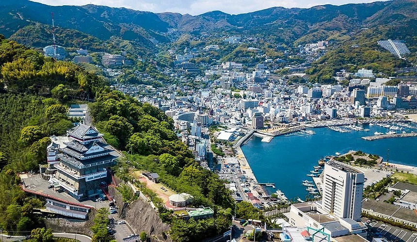 热海港湾与高楼林立的街景