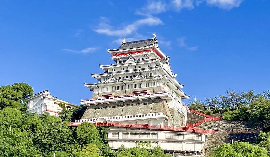 位于山丘上古堡
