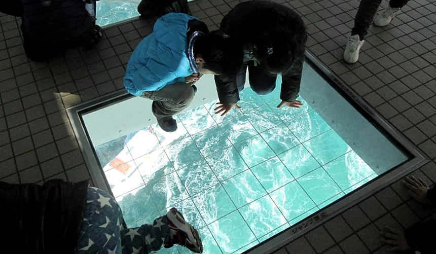 空中步道「大鸣门桥游歩道」可透过透明玻璃地板,俯瞰足下的鸣门漩涡。