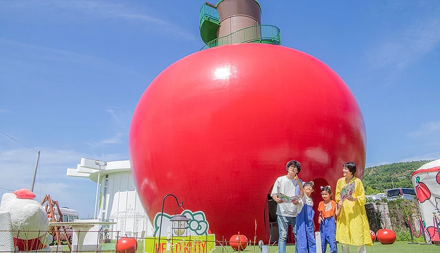 淡路岛梦幻主题设施「HELLO KITTY APPLE HOUSE」的巨大苹果造型建筑