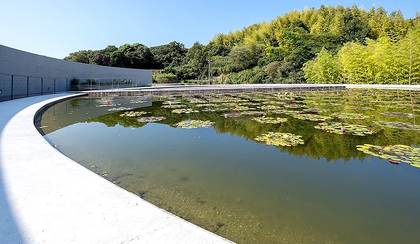 由知名建筑师安藤忠雄设计的现代禅宗寺院「本福寺 水御堂」。