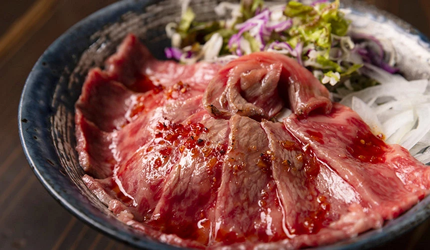 「淡路岛肉丼制作所 牛与米」主打炭火烧烤调理各式肉丼。