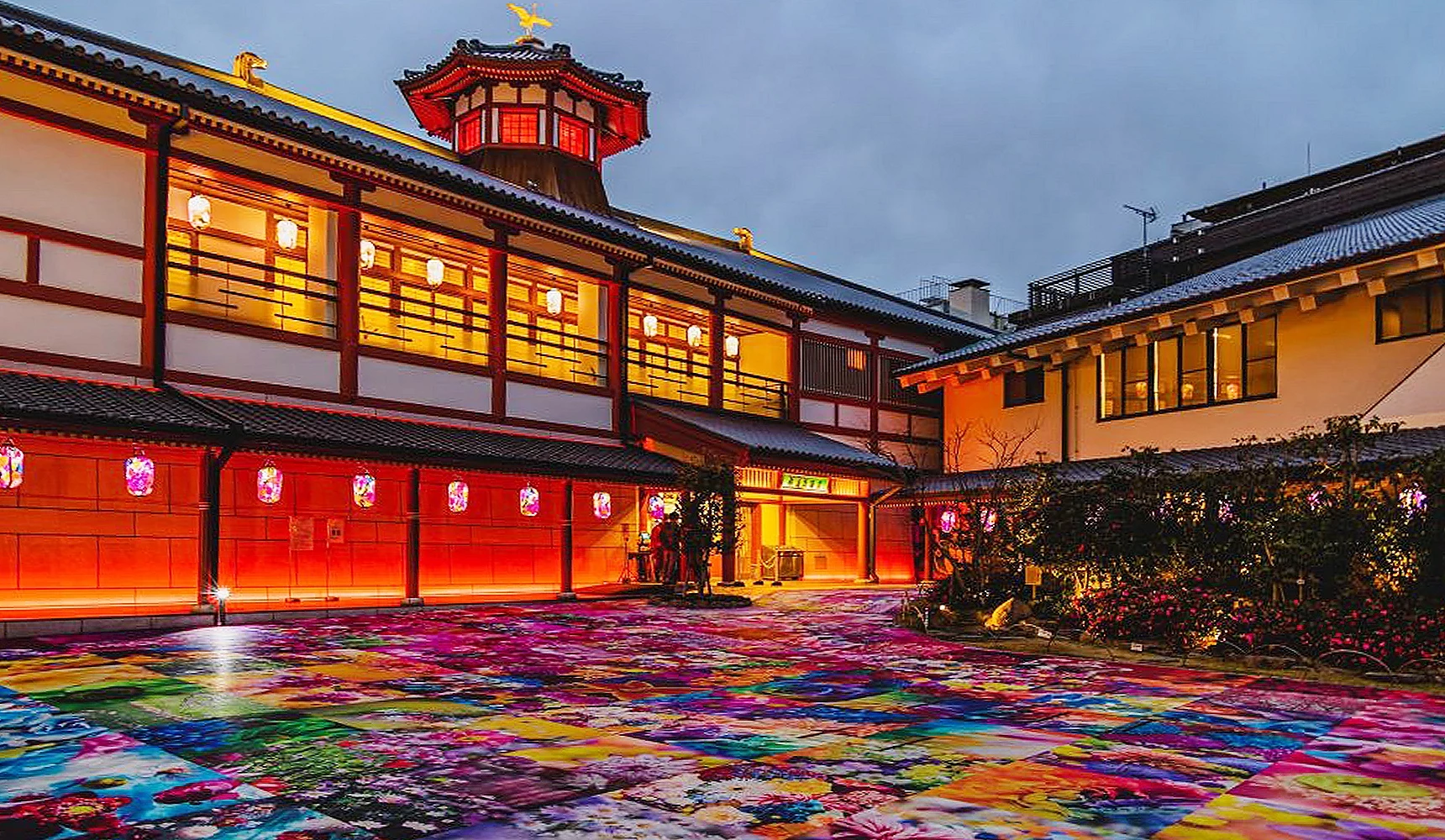 夜晚五彩的灯光洒在道后温泉本馆中庭的样貌