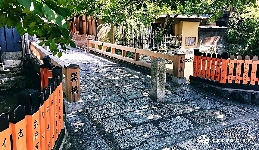 只园白川的桥左右立着红色围栏