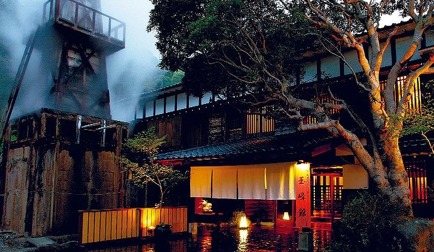 环绕树木与石板路的旅馆
