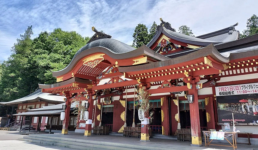 盛冈八幡宫朱红色的社殿