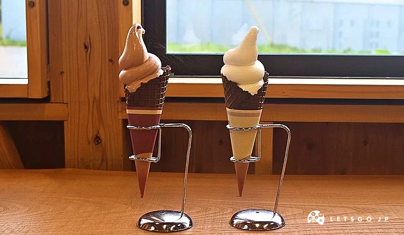 巧克力草莓霜淇淋與牛奶草莓霜淇淋