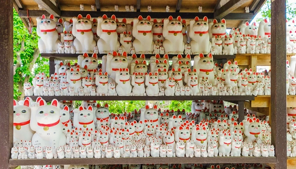 豪德寺以招福猫传说闻名,寺内可发现许多招福猫